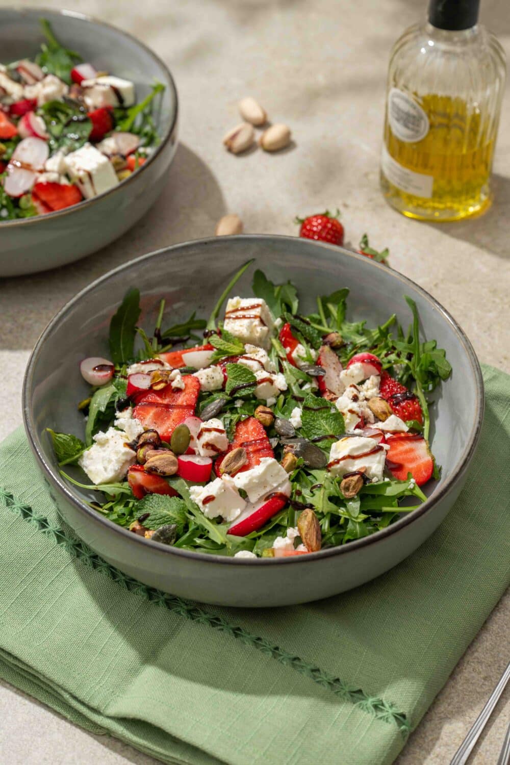 Salade roquette, fraises et feta : une recette fraîche, rapide et facile, avec radis, menthe et pistaches pour un mélange gourmand et croquant.