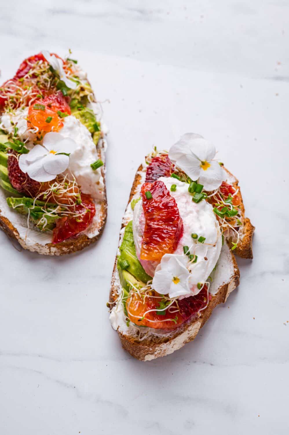Tartines orange sanguine, burrata et avocat