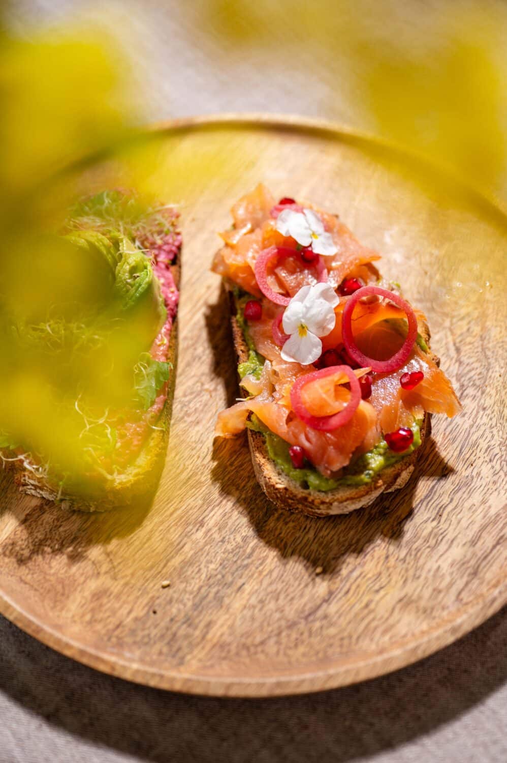 4 idées de tartines faciles et colorées à décliner : avocat, saumon fumé, betterave et œufs. Des recettes rapides, gourmandes et parfaites pour le brunch.
