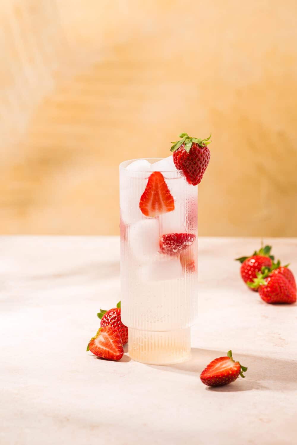 Envie d’une boisson rafraîchissante et sans alcool ? Ce cocktail au sureau et à la fraise mêle douceur florale et notes sucrées pour un résultat aussi beau que savoureux.