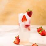 Envie d’une boisson rafraîchissante et sans alcool ? Ce cocktail au sureau et à la fraise mêle douceur florale et notes sucrées pour un résultat aussi beau que savoureux.