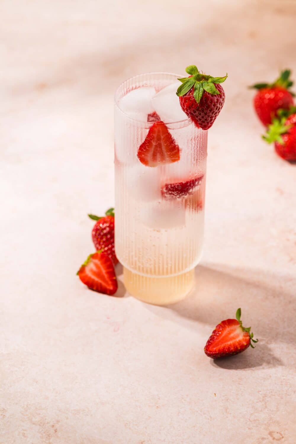 Envie d’une boisson rafraîchissante et sans alcool ? Ce cocktail au sureau et à la fraise mêle douceur florale et notes sucrées pour un résultat aussi beau que savoureux.