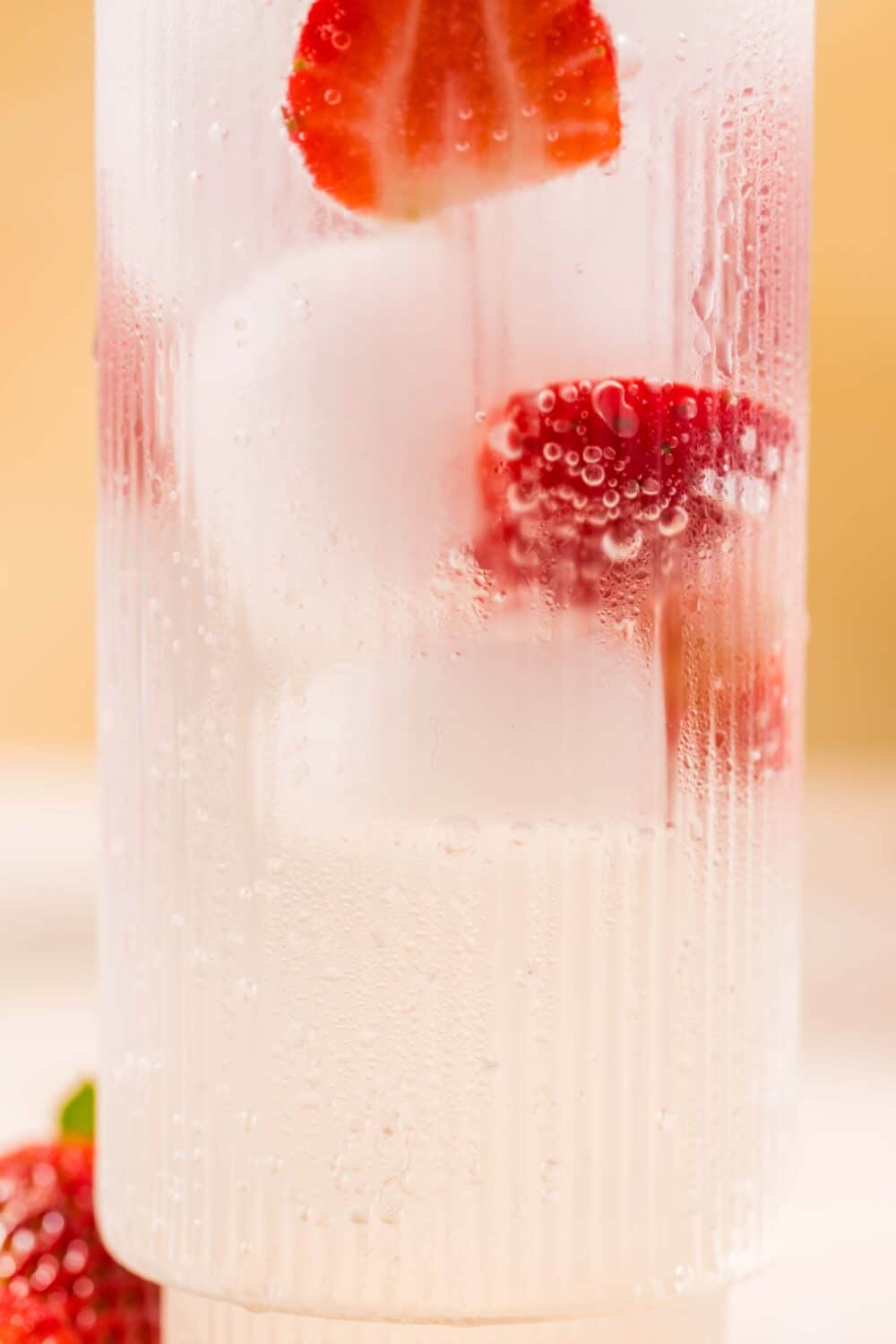 Envie d’une boisson rafraîchissante et sans alcool ? Ce cocktail au sureau et à la fraise mêle douceur florale et notes sucrées pour un résultat aussi beau que savoureux.