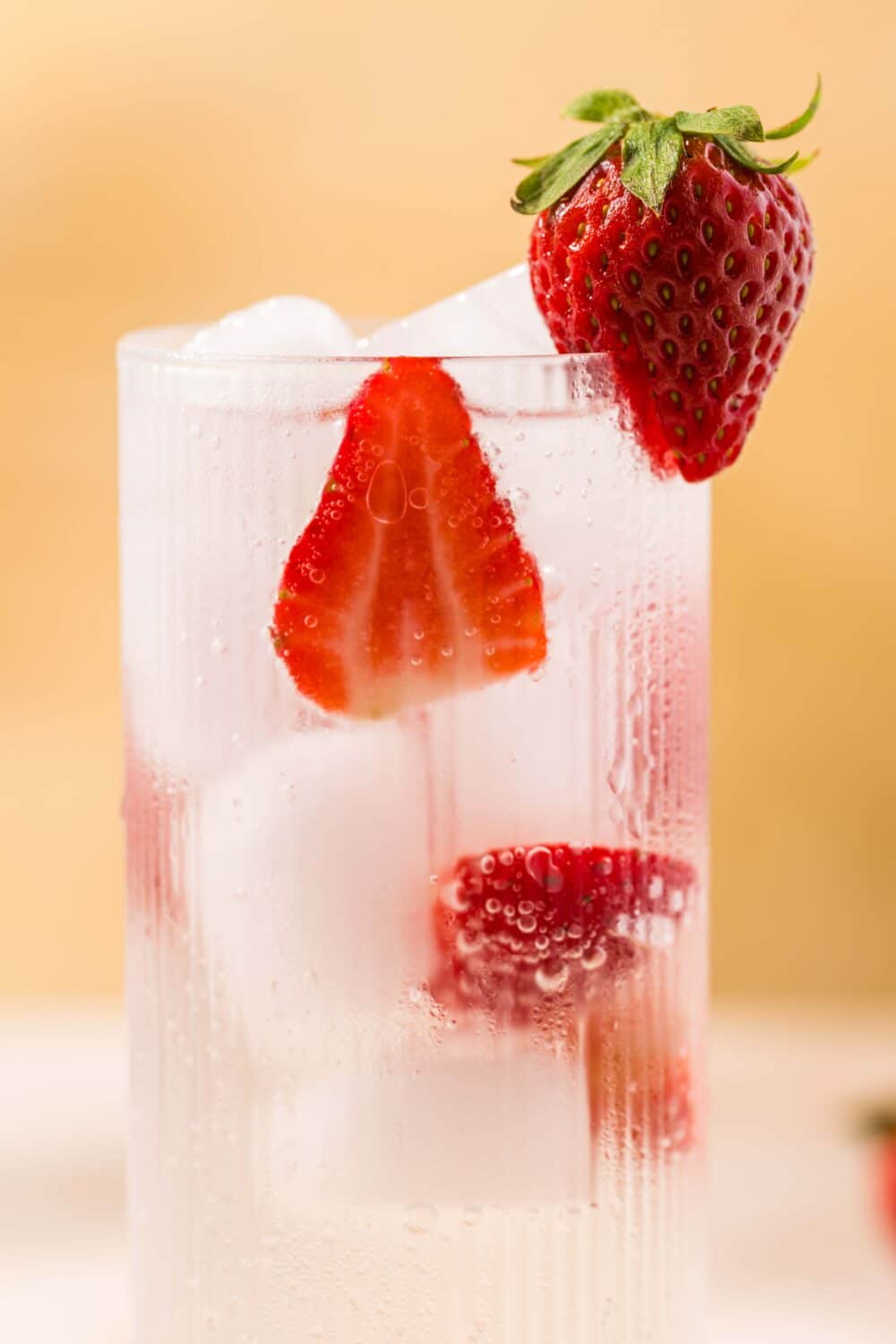 Envie d’une boisson rafraîchissante et sans alcool ? Ce cocktail au sureau et à la fraise mêle douceur florale et notes sucrées pour un résultat aussi beau que savoureux.