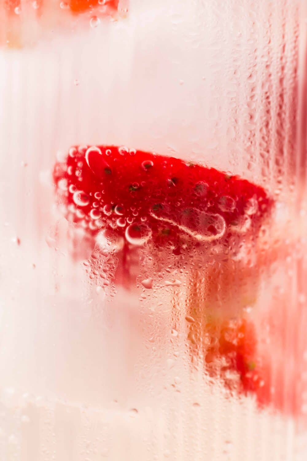 Envie d’une boisson rafraîchissante et sans alcool ? Ce cocktail au sureau et à la fraise mêle douceur florale et notes sucrées pour un résultat aussi beau que savoureux.