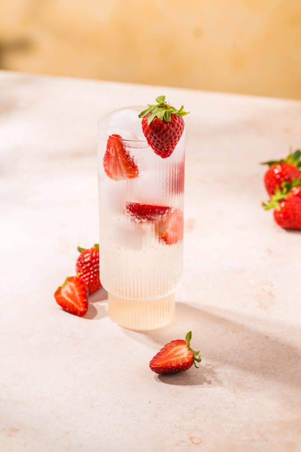 Envie d’une boisson rafraîchissante et sans alcool ? Ce cocktail au sureau et à la fraise mêle douceur florale et notes sucrées pour un résultat aussi beau que savoureux.