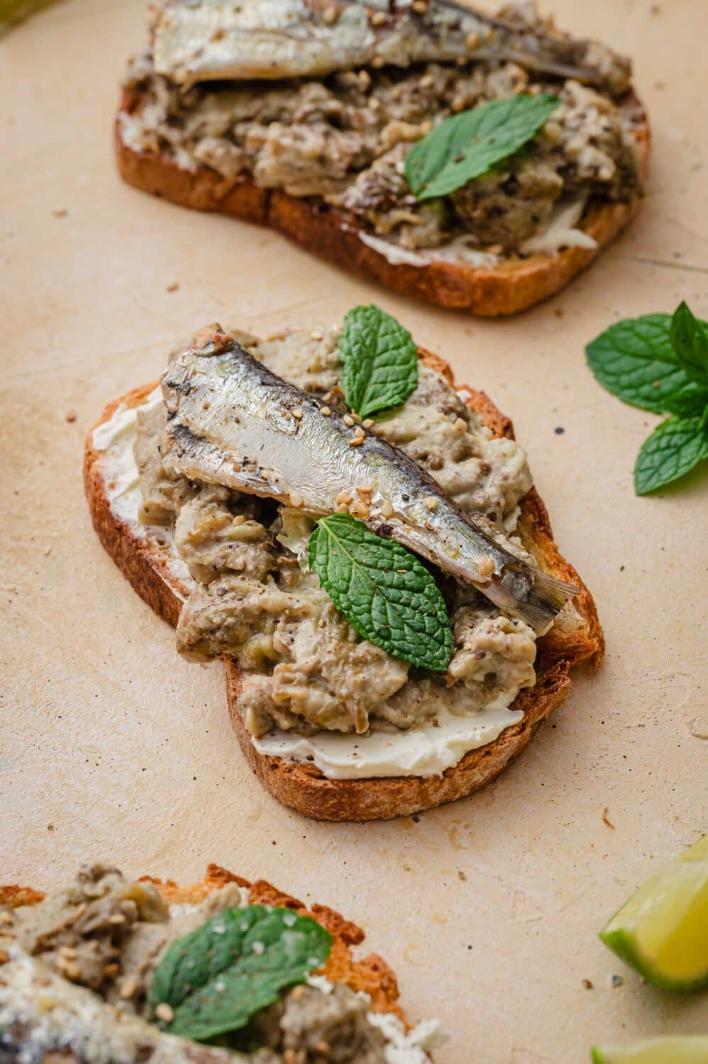 Idée apéro rapide : tartines aux sardines et aubergine faciles à préparer, croustillantes et gourmandes. Parfait pour un repas express ou un apéritif maison.