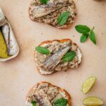 Idée apéro rapide : tartines aux sardines et aubergine faciles à préparer, croustillantes et gourmandes. Parfait pour un repas express ou un apéritif maison.